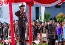 Kejati Sulsel Inspektur Upacara HBA ke 63, ini Amanat Jaksa Agung Republik Indonesia FOTO: Kepala Kejaksaan Tinggi Sulawesi Selatan Leonard Eben Ezer Simanjuntak bertindak selaku Inspektur Upacara pada peringatan Hari Bhakti Adhyaksa ke – 63 di Halaman Kantor Kejaksaan Tinggi Sulawesi Selatan, Sabtu (22/7/2023)