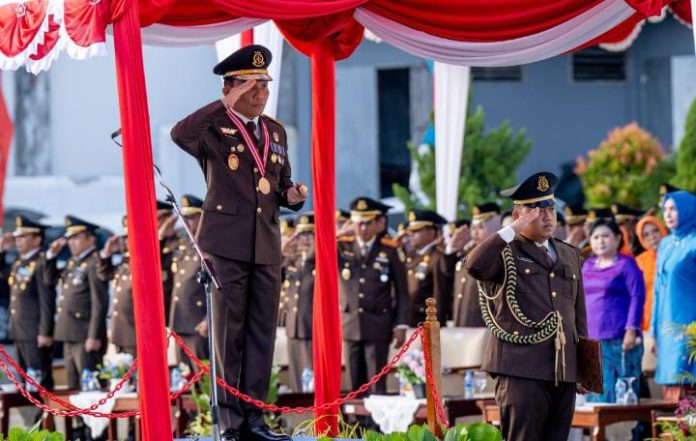 FOTO: Kepala Kejaksaan Tinggi Sulawesi Selatan Leonard Eben Ezer Simanjuntak bertindak selaku Inspektur Upacara pada peringatan Hari Bhakti Adhyaksa ke – 63 di Halaman Kantor Kejaksaan Tinggi Sulawesi Selatan, Sabtu (22/7/2023)