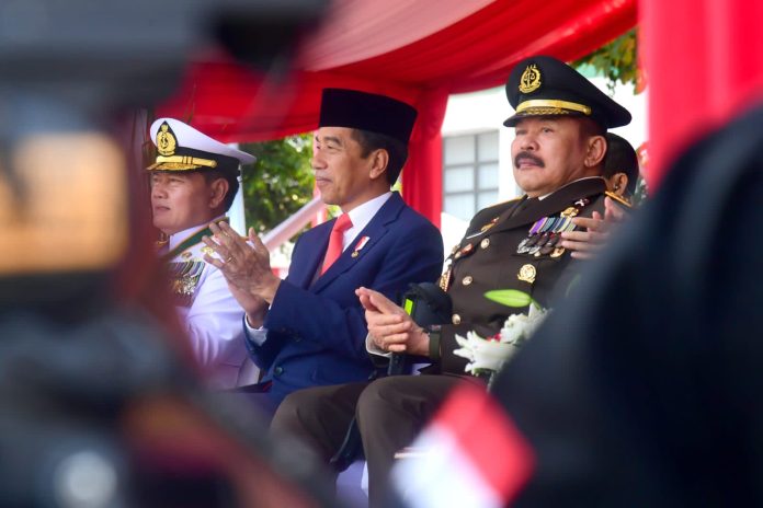 FOTO: Presiden Jokowi dan Jaksa Agung Sanitiar Burhanuddin dalam Upacara Peringatan Hari Bhakti Adhyaksa Ke-63, di Badiklat Kejaksaan Agung, di Jakarta, Sabtu (22/07/2023). (Foto: BPMI Setpres)