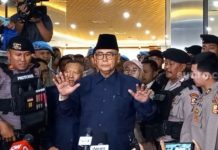 Merasa Satu Almamater HMI, Alasan Panji Gumilang Cabut Gugatnya ke Mahfud MD FOTO: Pimpinan pondok pesantren (Ponpes) Al Zaytun, Panji Gumilang, saat menggelar keterangan pers nya. Property Suara)