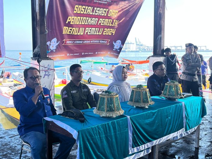 IMG-20230722-WA0129 FOTO: Jelang pemilihan umum (Pemilu) serentak 2024. Komisi Pemilihan Umum (KPU) kota Makassar menggelar Sosialisasi dan Pendidikan Pemilih Menuju PEMILU 2024 di Komunitas Nelayan, Kecamatan Ujung Tanah. Sabtu (22 Juli 2023),