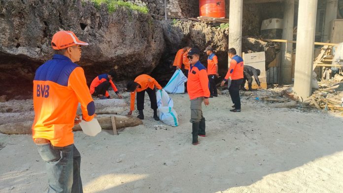 FOTO: BPBD Bulukumba menggelar aksi bersih lingkungan di Kawasan Wisata Tanjung Bira, Kabupaten Bulukumba, Sulawesi Selatan, Sabtu 22 Juli 2023.