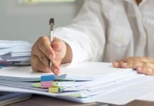 Stafsus Dibalik Puluhan Pejabat Nonjob di Pemprov Sulsel? Ilustrasi Karyawan atau Pegawai/Foto: Getty Images/iStockphoto/NuPenDekDee
