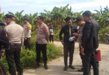 Kuasa Dicabut Sepihak, Kuasa Hukum Safruddin Bakal Minta Ganti Rugi FOTO: Hasrul Arifuddin, SH saat masih menjadi kuasa hukum Safruddin dan Hj Suriana saat memasang papan pengumuman putusan Mahkamah Agung.
