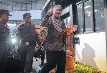 Sudah 11 Jam Berlalu, Airlangga Masih Diperiksa di Gedung Bundar Kejagung Foto: (CNBC Indonesia/Faisal Rahman) Menteri Koordinator Bidang Perekonomian (Menko Perekonomian), Airlangga Hartarto tiba di Gedung Bundar, Kejaksaan Agung, Jakarta, Senin (24/7/2023). Kedatangan Menko Perekonomian, Airlangga Hartarto untuk memenuhi panggilan sebagai saksi dan dimintai keterangan terkait kasus ekspor crude palm oil (CPO) atau bahan baku minyak goreng. (CNBC Indonesia/Faisal Rahman)