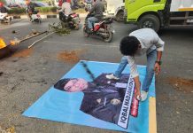 Efek Zonasi, Baliho Kadisdik Sulsel, Jadi Sasaran Coretan Siswa yang Gagal Masuk SMAN 21 Makassar FOTO: Seorang pelajar bermukim di Perumnas BTP yang gagal masuk SMAN 21 Makassar melakukan aksi coret baliho Kadisdik Sulsel. Senin (24/7/2023)