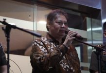 Usai Airlangga Diperiksa, Dirdik Jampidsus sebut Masih Sangat Prematur Keterlibatan Menko Perekonomian FOTO: Menteri Koordinator Bidang Perekonomian (Menko Perekonomian), Airlangga Hartarto usai menjalani pemeriksaan di Gedung Bundar, Kejaksaan Agung, Jakarta, Senin (24/7/2023). (CNBC Indonesia/Faisal Rahman)