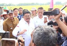 Di Ngawi, Mentan Syahrul: Kita Sepakat Kejar Tanam, Persiapkan Kawasan Penyangga El-Nino FOTO: Menteri Pertanian (Mentan) Syahrul Yasin Limpo memberikan keterangan persnya usai meninjau dan melakukan panen padi hasil aplikasi Biosaka di Desa Kersikan, Kecamatan Geneng, Ngawi, Jawa Timur. Selasa (25/7/2023).