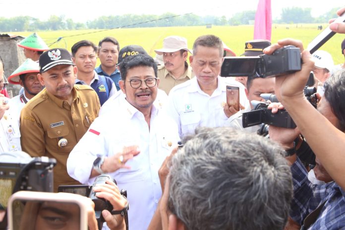 FOTO: Menteri Pertanian (Mentan) Syahrul Yasin Limpo memberikan keterangan persnya usai meninjau dan melakukan panen padi hasil aplikasi Biosaka di Desa Kersikan, Kecamatan Geneng, Ngawi, Jawa Timur. Selasa (25/7/2023).