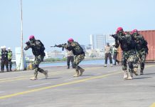 Prajurit Marinir Bebaskan Sandera Di Pelabuhan Petikemas PT. Pelindo TPK New Makassar FOTO: Prajurit Petarung Batalyon Marinir Pertahanan Pangkalan (Yonmarhanlan) VI Makasar melumpuhkan penyusup serta membebaskan sandera di Pelabuhan Petikemas PT. Pelindo TPK New Makassar Terminal 1. Selasa (25/07/2023)