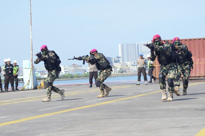 IMG-20230725-WA0260 FOTO: Prajurit Petarung Batalyon Marinir Pertahanan Pangkalan (Yonmarhanlan) VI Makasar melumpuhkan penyusup serta membebaskan sandera di Pelabuhan Petikemas PT. Pelindo TPK New Makassar Terminal 1. Selasa (25/07/2023)