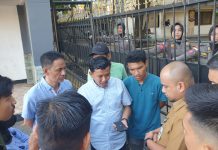 Ribut PPDB, Gagal Temui Kadisdik, Aliansi Masyarakat BTP datangi Gubernur Sulsel FOTO: Koordinator Aliansi Masyarakat BTP, Andi Rahman Saleh saat ditemui pihak perwakilan Pemprov Sulsel. Selasa (25/7/2023)
