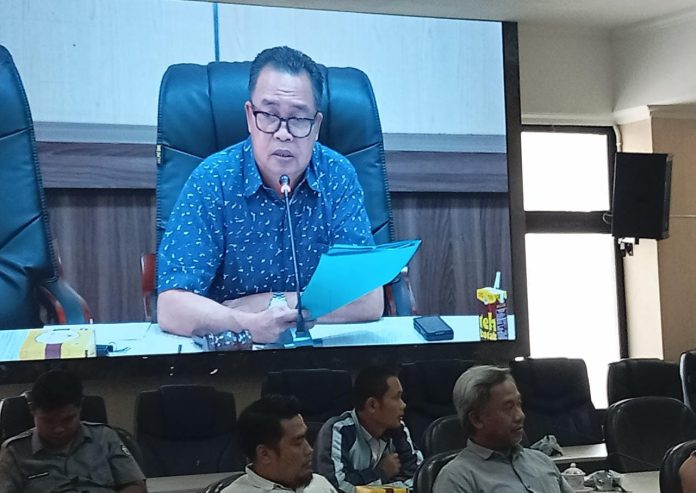 FOTO: Ketua Komisi C Sangkala Sadiko, Fraksi PAN, saat memimpin rapat dengan pendapat warga Tamalanrea di ruang badan anggaran DPRD Kota Makassar. Rabu (26/7/2023).