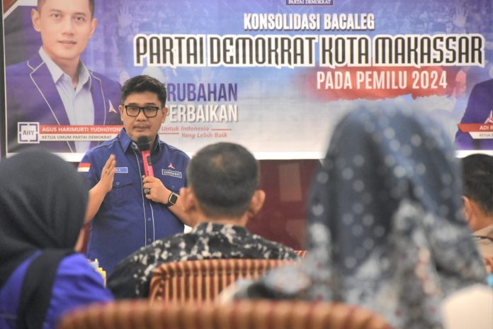 FOTO: Ketua Demokrat Kota Makassar Adi Rasyid Ali (ARA) saat memberikan materinya saat digelar Konsolidasi Bakal Calon Legislatif (Bacaleg) Pemilihan Umum (Pemilu) 2024 di Hotel Claro, Rabu (26/7).