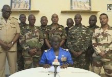 KUDETA, Paspampres Berpangkat Kolonel Gulingkan Presiden Niger Foto tangkapan layar video ini diperoleh AFP dari ORTN - Télé Sahel pada 26 Juli 2023 menunjukkan Kolonel Mayor Amadou Abdramane (tengah), juru bicara Komite Nasional untuk Penyelamatan Rakyat (CNSP) berbicara dalam pernyataan yang disiarkan televisi setempat