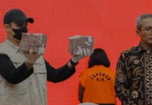 Hasil OTT KPK, Diduga Terima Rp88.3 M, Kabasarnas: Untuk Kebutuhan Kantor FOTO: Penyidik KPK memperlihatkan uang hasil OTT saat menggelar keterangan pers.