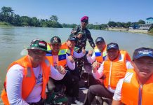 Jaga Kebersihan Sungai, Prajurit Yonmarhanlan VI Sukseskan Hari Sungai Nasional Tahun 2023 FOTO: Prajurit Yonmarhanlan VI turut serta menjaga dan membersihkan sungai Jeneberang kabupaten Gowa, Kamis (27/07/2023).