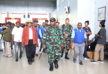 Dandim 1702/JWY Dukung Kunjungan Kerja Ketua Pusat GKII di Papua Pegunungan FOTO: Dandim 1702/JWY Letkol Cpn Athenius Murip, S.H., M.H., sambut Ketua Pusat Gereja Injili di Indonesia Pendeta Daniel Ronda, bertempat di Jln. Trans Megapura - Kurima Kampung Hitigima, Distrik Assolokobal, Kabupaten Jayawijaya, Provinsi Papua Pegunungan, Senin (24/07/2023).