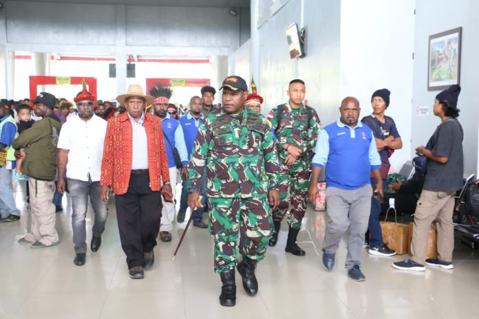 IMG-20230728-WA0022 FOTO: Dandim 1702/JWY Letkol Cpn Athenius Murip, S.H., M.H., sambut Ketua Pusat Gereja Injili di Indonesia Pendeta Daniel Ronda, bertempat di Jln. Trans Megapura - Kurima Kampung Hitigima, Distrik Assolokobal, Kabupaten Jayawijaya, Provinsi Papua Pegunungan, Senin (24/07/2023).