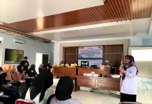 Tim Pengabdi FKM UMI Makassar Gelar Pengenalan Ketuban Pecah Dini di Desa Pucak Maros FOTO: Ketua Tim Pengabdi FKM UMI Makassar, Tutik Agustini, S.Kep, Ns., M.Kep saat mensosialisasikan kegiatan pengabdian kepada masyarakat di Desa Pucak, Kecamatan Tompobulu, Kabupaten Maros, Sulawesi Selatan.