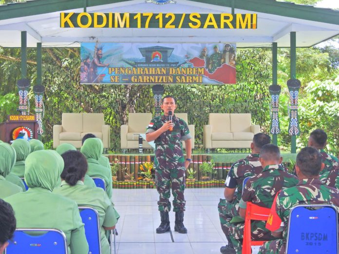 FOTO: Komandan Korem (Danrem) 172/PWY Brigjen TNI Dedi Hardono didampingi Ketua Persit KCK Koorcab Rem 172 Ny. Seri Dedi Hardono melaksanakan kunjungan kerja ke Kodim 1712/Sarmi, Kabupaten Sarmi, Papua, Senin (24/7).