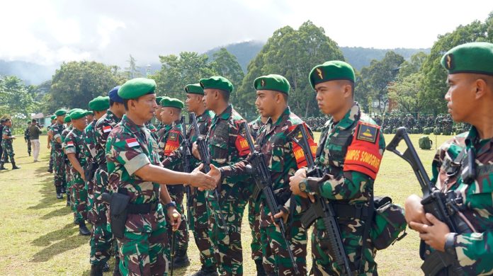 FOTO: Danrem 172/PWY Brigjen TNI Dedi Hardono selaku Dankolakops memimpin upacara penerimaan Satgas Pamtas Statis RI - PNG Yonif 122/Tombak Sakti (TS) dan Yonif 310/Kidang Kancana (KK) berlangsung di lapangan Rindam XVII/Cenderawasih, Sentani, Kabupaten Jayapura, Rabu (26/07).