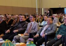 dr Rizal: Dokter Ahli Bedah Seluruh Indonesia Hadir di Makassar FOTO: . Muh. Rizal Tjaddi Aman, Sp.B, FINACS (Jas abuabu) Panitia pelaksana Pengembangan Profesi Bedah Berkelanjutan (P2B2) ke XX di kota Makassar. Kegiatan itu berlangsung di Hotel Claro Kota Makassar mulai Selasa, 25 Juli hingga 29 Juli mendatang.