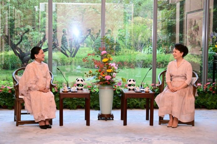 FOTO: Ibu Iriana Joko Widodo (Jokowi) jamuan minum teh bersama Madam Peng Liyuan, di Hotel Jinnui, Chengdu, RRT, Kamis (27/07/2023). (Foto: BPMI Setpres)