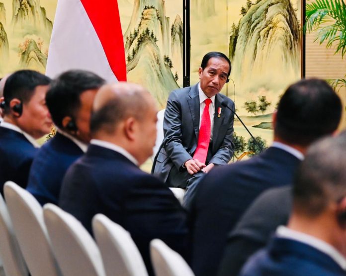 FOTO: Presiden Jokowi bertemu sejumlah pemimpin perusahaan Tiongkok, di Hotel Shangri-La, Chengdu, RRT, pada Jumat (28/07/2023). (Foto: BPMI Setpres/Laily Rachev)