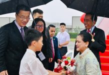 Hari Kedua di Chengdu, Presiden dan Ibu Iriana Akan Hadiri Pembukaan FISU World University Games FOTO: Presiden dan Ibu Iriana Jokowi tiba di Chengdu, Tiongkok, Kamis (28/07/2023). (Foto: BPMI Setpres)