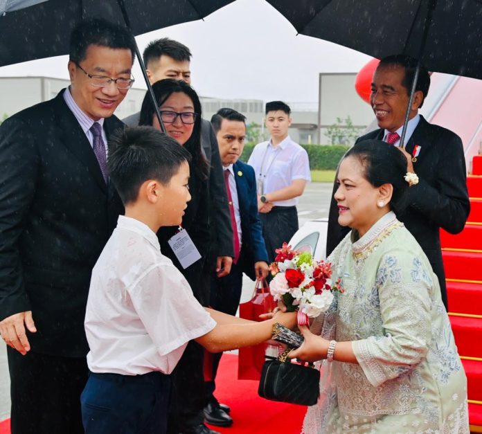 FOTO: Presiden dan Ibu Iriana Jokowi tiba di Chengdu, Tiongkok, Kamis (28/07/2023). (Foto: BPMI Setpres)