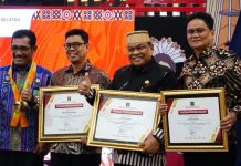 Pemda Bulukumba Menerima Penghargaan Atas Peran Aktif Melindungi Kekayaan Intelektual dari Kemenkumham FOTO: Wakil Bupati Andi Edy Manaf mewakili Pemkab Bulukumba saat menerima penghargaan dari Direktorat Jenderal Kekayaan Intelektual Kementerian Hukum dan Hak Asasi Manusia (HAM) Republik Indonesia.