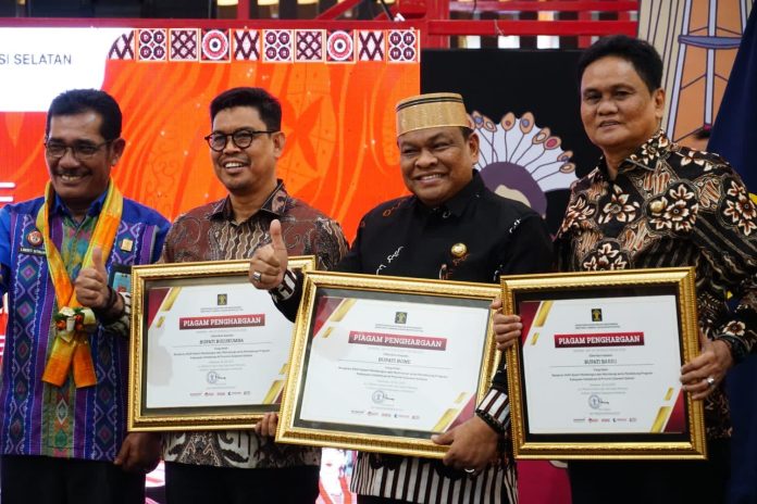 FOTO: Wakil Bupati Andi Edy Manaf mewakili Pemkab Bulukumba saat menerima penghargaan dari Direktorat Jenderal Kekayaan Intelektual Kementerian Hukum dan Hak Asasi Manusia (HAM) Republik Indonesia.