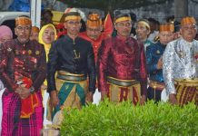 Malam Sakral, Prajurit Yonmarhanlan VI Makassar Hadiri Acara Ritual Adat Raja Tallo FOTO: Danyonmarhanlan VI Mayor Marinir Yusman Efendi, M.Tr. Opsla yang turut hadir langsung dalam acara ritual Bulan Muharram "Panaik Panaung" yang merupakan tradisi dalam pelestarian Adat dan budaya Kerajaan Tallo, bertempat di Kompleks Makam Raja-Raja Tallo Jalan Sultan Abdullah Raya Kec. Tallo, Kota Makassar, Sulawesi Selatan. Jumat (28/07/2023)