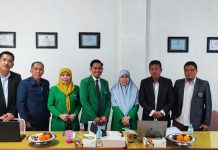 Alumni Terus Bertambah, Dua Mahasiswa Doktor Ilmu Perikanan di PPs UMI Akan Jalani Promosi Doktor FOTO: Ketua Program Studi Doktor Ilmu Perikanan Pascasarjana UMI, Prof. Dr. Ir. H. Muhammad Kasnir, M.Si bersama alumni Doktor Ilmu Perikanan yang akan ujian Promosi Nursahran dan Fadly