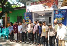 Polsek Manggala Resmi Tutup Pembinaan 8 Orang Remaja di Rumah Singgah “BALLA BARAKKA” FOTO: Kapolsek Manggala Kota Makassar, Kompol H. Syamsuardi, S.Sos,. MH dampingi Kapolrestabes Makassar Kombes Pol Mokhamad Ngajib, S.IK,. MH menutup acara Pembinaan 8 Anak Orang remaja di rumah singgah Balla Barakka Polsek Manggala di Jln. Abdullah Dg Sirua (Kontainer Kelurahan Batua), Sabtu (29/7/2023) siang.