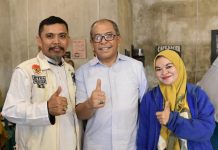 IAS Hadiri Grand Opening Cabang Ketiga Mini Choppers Barbershop di Makassar FOTO: Kiri owner Mini Choppers Barbershop, Om Broto Stc, Ilham Arief Sirajuddin (IAS)