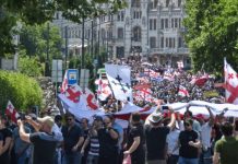 Pendeta dan 2000 Warga Bubarkan Gay Pride Festival di Georgia FOTO: para pengunjuk rasa anti-LGBT, Sebanyak 2.000 lebih membubarkan pesta Gay Pride Festival di Georgia, Tbilisi pada Sabtu lalu.