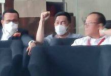 Didamping Juniver Girsang, Mulsunadi Pemberi Suap OTT Basarnas Menyerahkan Diri ke KPK FOTO::Mulsunadi (Tengah) saat didampingi Pengacara Juniver Girsang (Kanan) saat tiba di gedung KPK Jakarta.