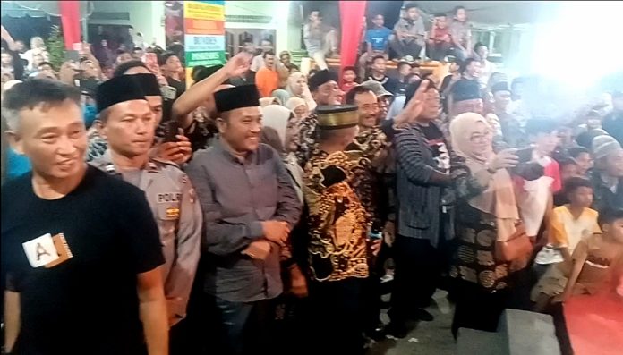 FOTO: Gebyar Seni Budaya 1Syuro dan Bersih Deso' di depan halaman Kantor Balai Desa Telaga Jernih, mengundang seluruh warganya yang mayoritas Jawa dari seluruh dusun, pada Senin, sekira pukul 20.00 Wib s/d Selesai.(31/7/23)