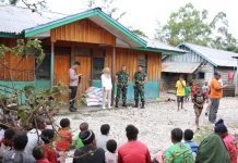 Peduli Ketahan Pangan, Kodim 1702/JWY Bantu Pendistribusian Bantuan Beras Masyarakat Nduga FOTO: Mayor Inf Romadlon didampingi Pasiintel Kodim 1702/JWY Kapten Inf Sony Teguh Bhactiar turut serta dalam pemberian bantuan beras cadangan pemerintah Kabupaten Nduga, bertempat di Jln. SD Percobaan, Distrik Mam dan Yal, Kabupaten Jayawijaya, Provinsi Papua Pegunungan, Senin (31/07/2023).