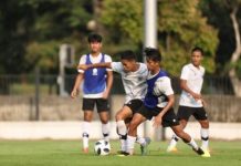 Tempuh Ribuan Kilometer Demi Merumput di Piala Dunia U-17 Bersama Timnas Indonesia, Putra Asal Papua Lolos Seleksi FOTO: Radowein (Tengah) saat mengikuti seleksi Timnas U-17 di lapangan BSC (Bosowa Sport Center), Minggu (30/7) lalu.