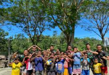 Satgas Yonif 122/TS Laksanakan Olahraga Gembira Bersama Anak-anak di Perbatasan Papua FOTO: Satuan Tugas Pengamanan Perbatasan Statis RI-PNG Yonif 122/Tombak Sakti Pos Waris melaksanakan olahraga bersama anak anak Kp.Banda guna meningkatkan keakraban yang sudah terjalin dengan baik, kegiatan bertempat di Pos Waris ,Kp.Banda Distrik Waris Kab.Kerom Provinsi Papua, Selasa, (01/08/2023).
