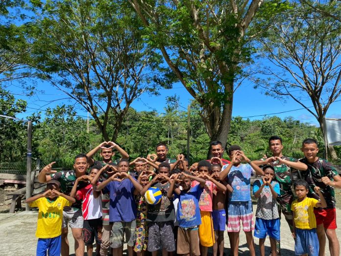 FOTO: Satuan Tugas Pengamanan Perbatasan Statis RI-PNG Yonif 122/Tombak Sakti Pos Waris melaksanakan olahraga bersama anak anak Kp.Banda guna meningkatkan keakraban yang sudah terjalin dengan baik, kegiatan bertempat di Pos Waris ,Kp.Banda Distrik Waris Kab.Kerom Provinsi Papua, Selasa, (01/08/2023).