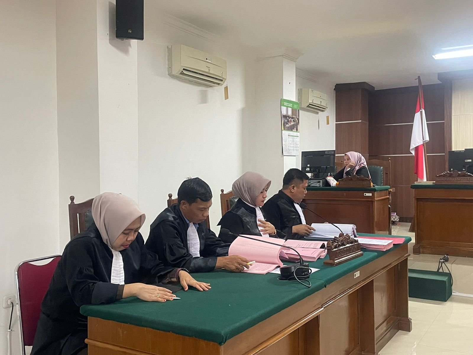 FOTO: Tim JPU Kejati Sulsel Tim Jaksa Penuntut Umum (JPU) Kejaksaan Tinggi Sulawesi Selatan, dipimpin Muhammad Yusuf, SH.MH., Abdullah, SH.MH, Sulwahidah,SH.,MH dan anggota Kamaria, SH.,MH, saat membaca tuntutan terhadap Terdakwa kasus dugaan korupsi PDAM Makassar 2015-2019