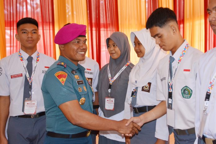 FOTO: Komandan Yonmarhanlan VI Mayor Marinir Yusman Efendi, M.Tr.Opsla saat menghadiri pembukaan pemusatan pendidikan dan pelatihan Pasukan Pengibar Bendera Pusaka (Paskibraka) tingkat Provinsi Sulawesi Selatan di Gedung Kartini PKK Sulsel Jalan Mesjid Raya Makassar, Senin (01/08/2023).