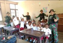 Satgas Yonif 122/Tombak Sakti Siap Berikan Tenaga Didik Kepada Anak-anak Perbatasan Papua FOTO: Satuan Tugas Pengamanan Perbatasan Statis RI-PNG Yonif 122/Tombak Sakti Pos Kali Asin berikan tenaga didik (Gadik) anak-anak murid SD Inpres tepatnya Kampung Kibay, Distrik Arso Timur, Kabupaten Keerom, Papua, Selasa (01/08/2023).