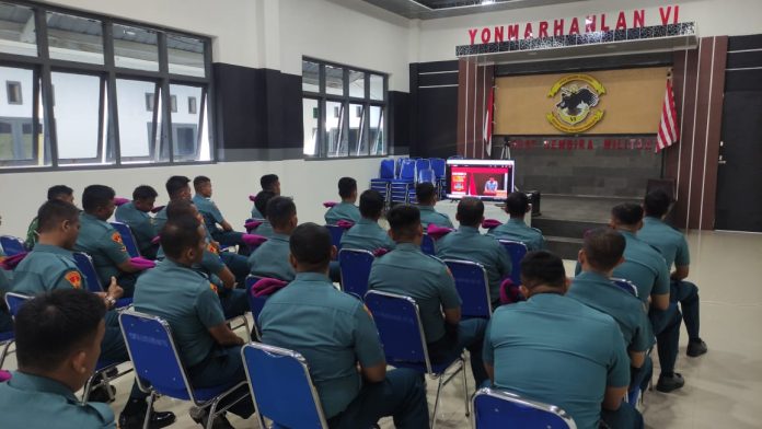 FOTO: Prajurit Petarung Yonmarhanlan VI mengikuti Sosialisasi Literasi Digital sektor pemerintahan kepada prajurit TNI secara virtual di Balai Prajurit KKO Soepardi Mako Yonmarhanlan VI, JL.Yos Soedarso No.308 Makassar, Rabu (02/08/2023).