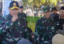 Laksamana Yudo Margono Beri ribuan Paket Sembako kepada Masyarakat Terdekat Latgab TNI Tahun 2023 FOTO: Panglima TNI Laksamana Yudo Margono bersama rombongan mendistribusikan ribuan paket sembako kepada masyarakat terdekat di lokasi latihan gabungan (Latgab) TNI tahun 2023 di desa Sumberrejo, kecamatan Banyuputih, Selasa, (01/08).