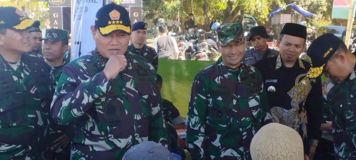 FOTO: Panglima TNI Laksamana Yudo Margono bersama rombongan mendistribusikan ribuan paket sembako kepada masyarakat terdekat di lokasi latihan gabungan (Latgab) TNI tahun 2023 di desa Sumberrejo, kecamatan Banyuputih, Selasa, (01/08).